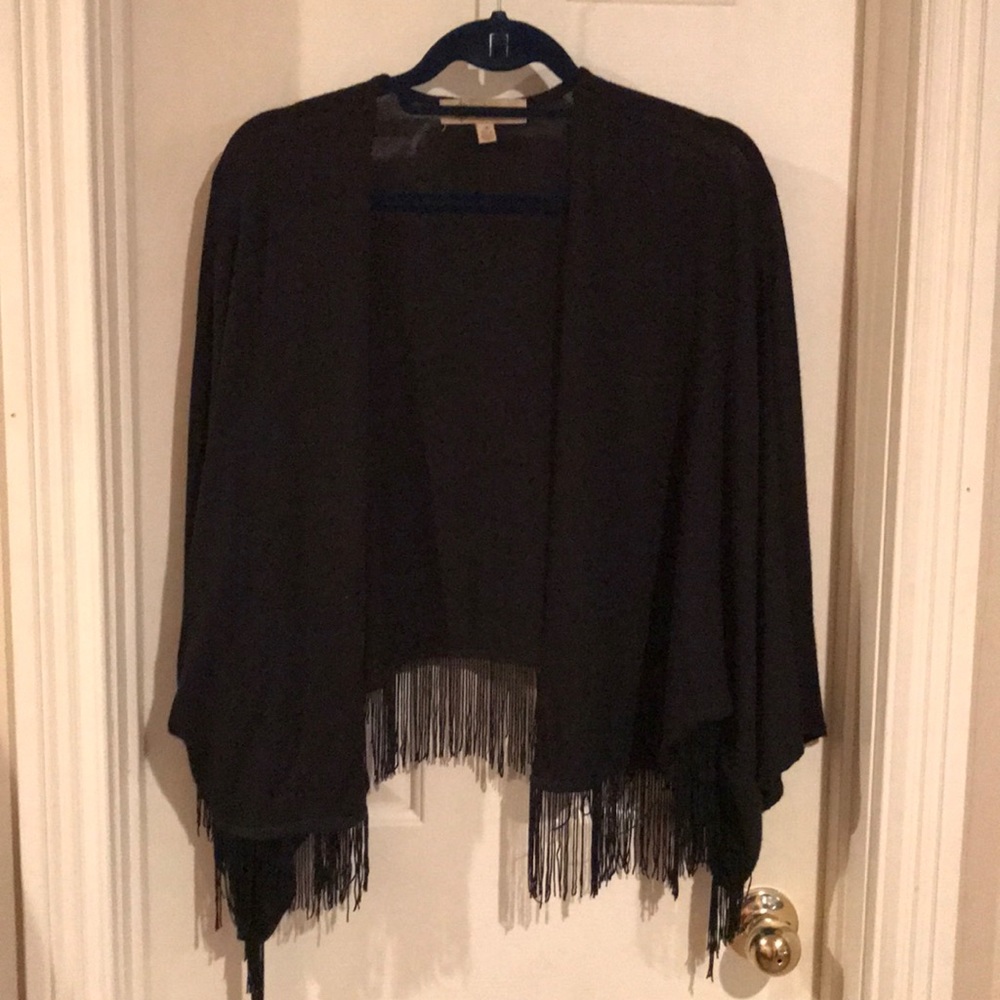 Lightweight knit cape w/fringe.